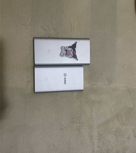 小米充电宝 两个都是10000毫安的表面有...