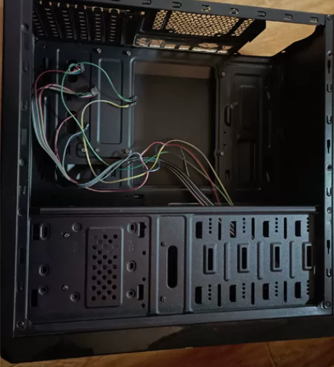 电脑机箱，成色还行，机内线比较脏。低价抛。...