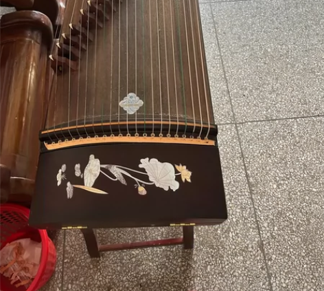 古筝 八成新 去年买的 只弹了两个月 送调...