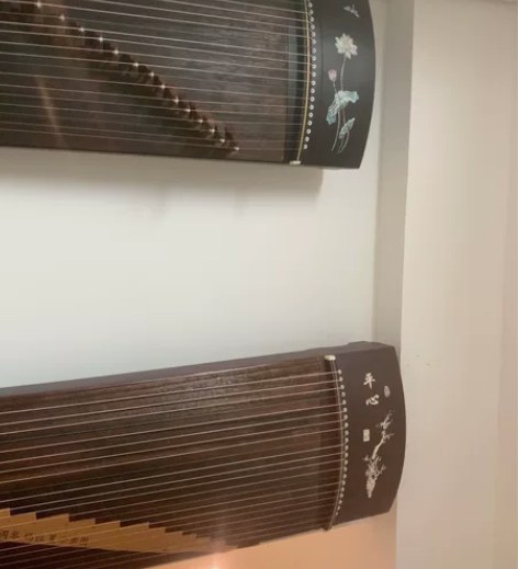 全新古筝低价出售。有意者私聊。 感兴趣的话...