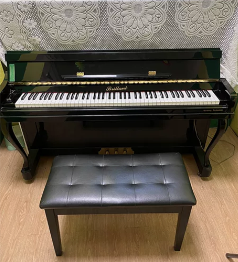 准新琴出售，每年有保养调音，送防潮管、琴凳...