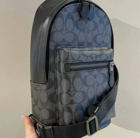 闲置Coach蔻驰奥莱男士经典老花单肩斜挎...