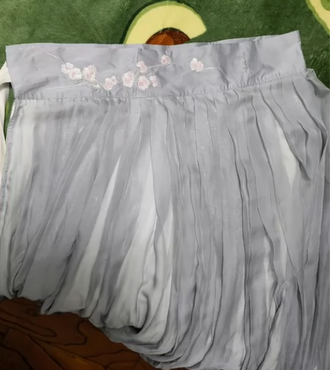 灰色绣梅花褶裙，裙长105，裙腰长114，...