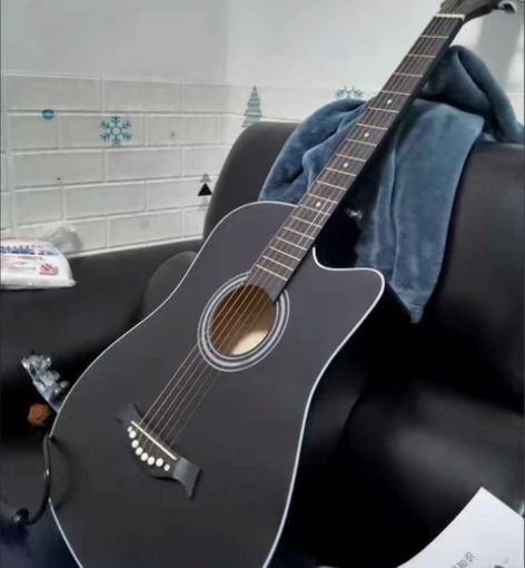 民谣单板吉他初学者吉他，琴颈非常薄，还有弦...