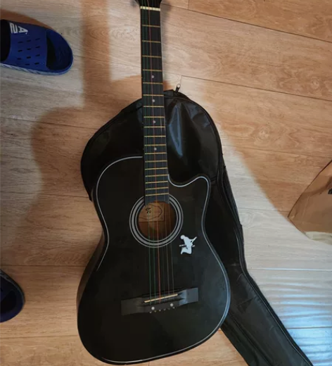 吉他,有点小磕碰掉漆  带调音夹,几乎没怎...