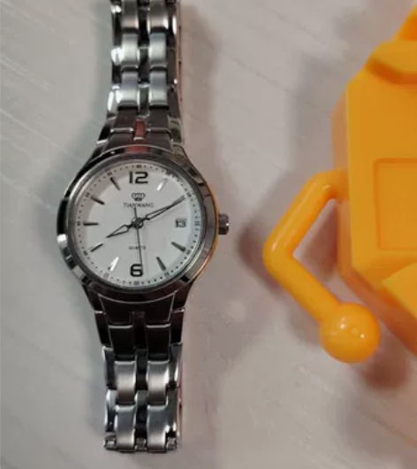 天王表，女士腕表。 买来一直没有带。 买回...