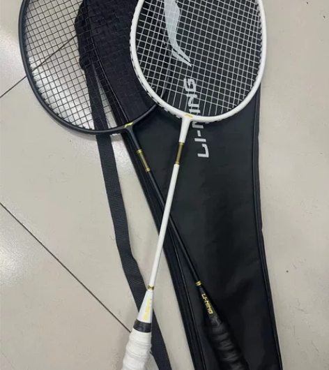 出一副李宁羽毛球拍，原价300多几乎全新出...