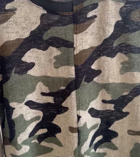 特别有设计感微透的迷彩小上衣能穿到125斤...