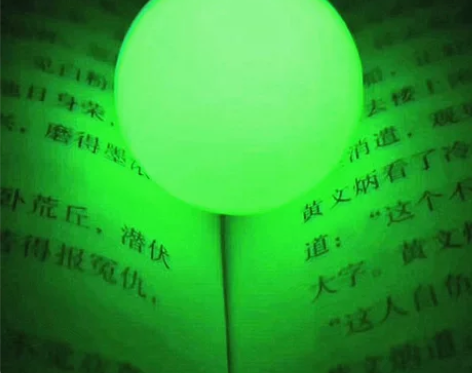 天然萤石夜明珠夜光石原石发光球超亮水晶球摆...