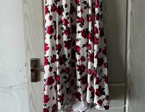 挂脖绑带花裙子，打算度假去海边穿的，太忙没...