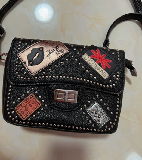 斜挎包，有点偏复古型。背过几次，大概有四五...