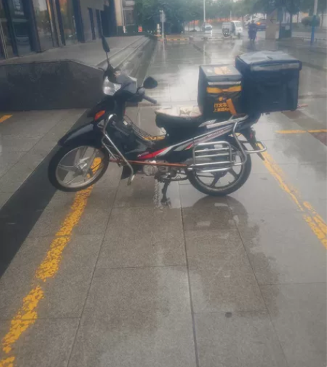 望江铃木弯梁摩托车国四 买来跑外卖半年 半...