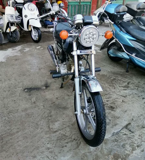 五羊本田领御太子，灯亮表转，125c发动机...