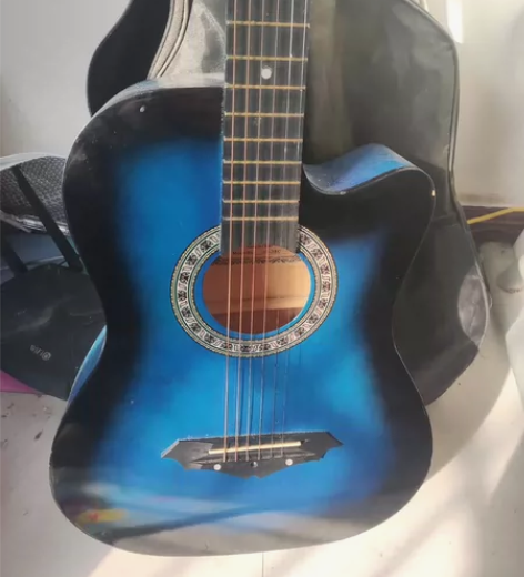 家里妹妹的吉他，人在工作，这个就失宠了。 ...