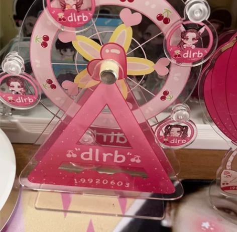 迪丽热巴立牌三个一起28不包邮 感兴趣的话...