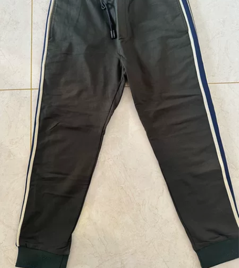 男款休闲运动，有一块花色，不明显，喜欢付运...