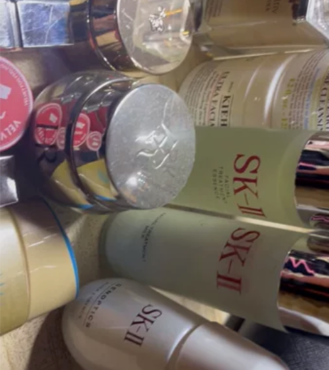 大学生出闲置化妆品 在家因为没有生活费了所...