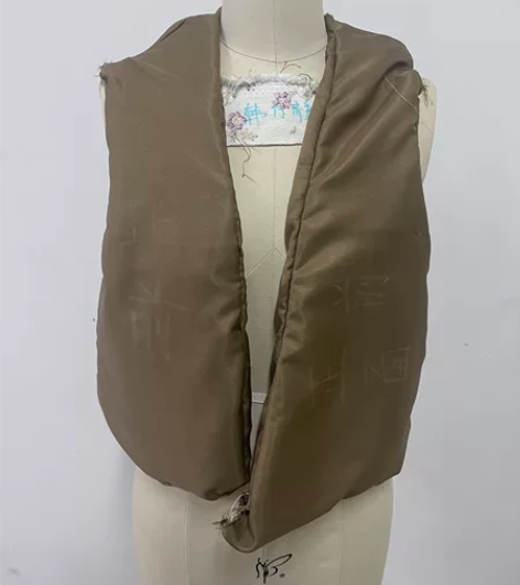 服装设计马甲作业，自己做的有瑕疵，介意慎拍...