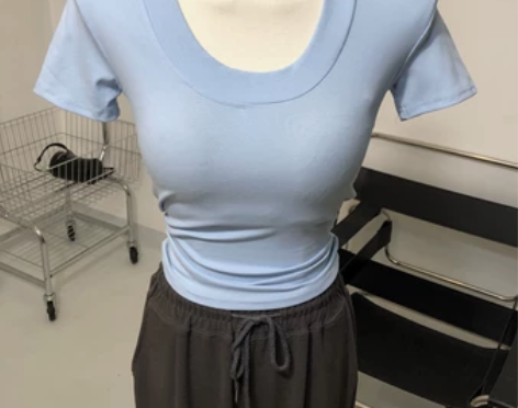 色彩美学～垫肩U领短袖T恤修身短款打底衫上...