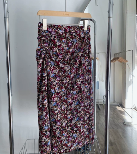 服装店不干了 衣服特价处理 都是全新的 吊...