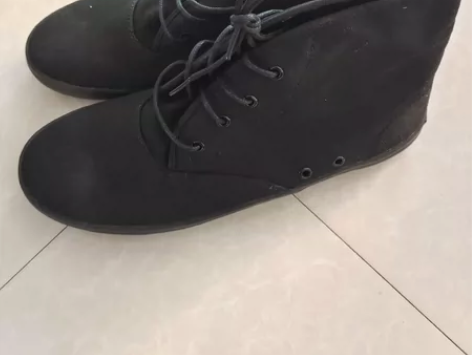 高帮纯黑休闲鞋 generic surpl...