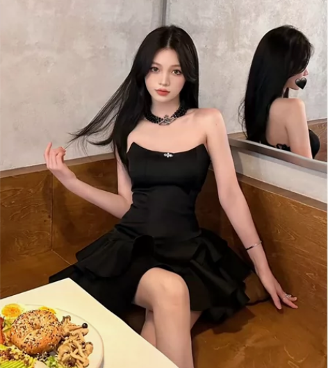 度假生日缎面黑色抹胸连衣裙女收腰礼服小个不...