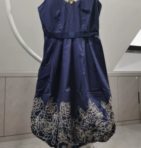 蓝色重工连衣裙，大牌剪标，M码，底边微花苞...