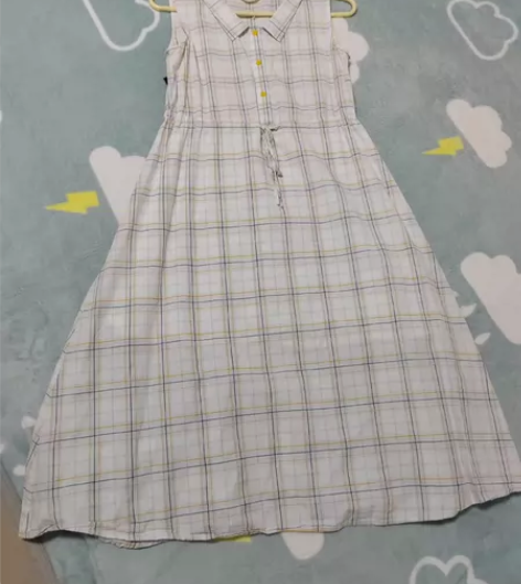 小清新田园风白色格纹连衣裙，图片较暗。 片...