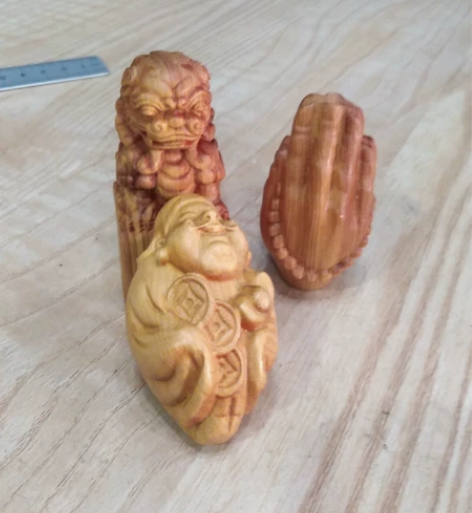 北方琥珀木雕刻把玩件三个:生动有趣.刻工细...