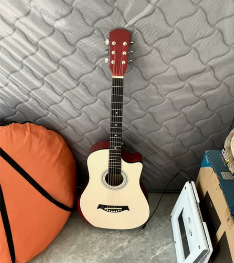 亏本出售一把原价2300多的吉他，自己过生...