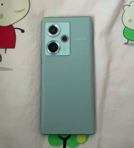 努比亚z50 8+256G 成色如图有小磕...