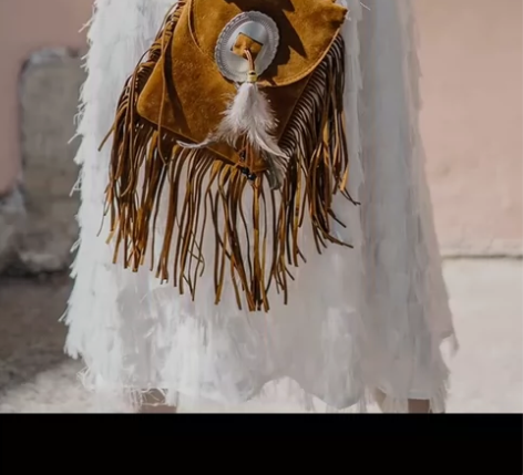 波西米亚包包，全新只背过一次，流苏很好看～...