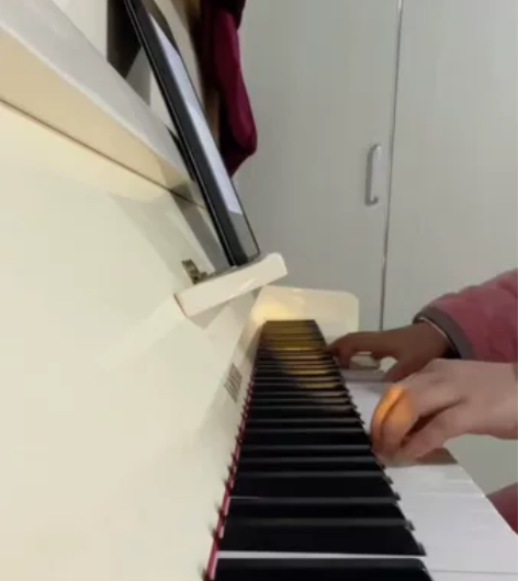 出一架白色德尔曼钢琴 （个人保护的还可以）...