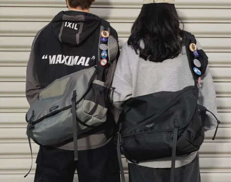 斜挎包男士ins潮牌跨包机能原宿工装包休闲...
