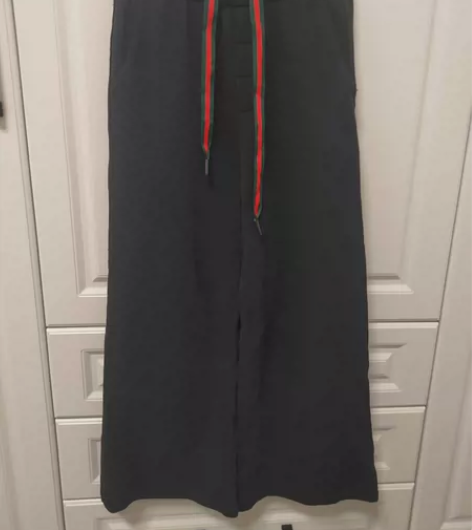 女款九分，纯棉阔腿运动裤，纯黑色，拍照有点...