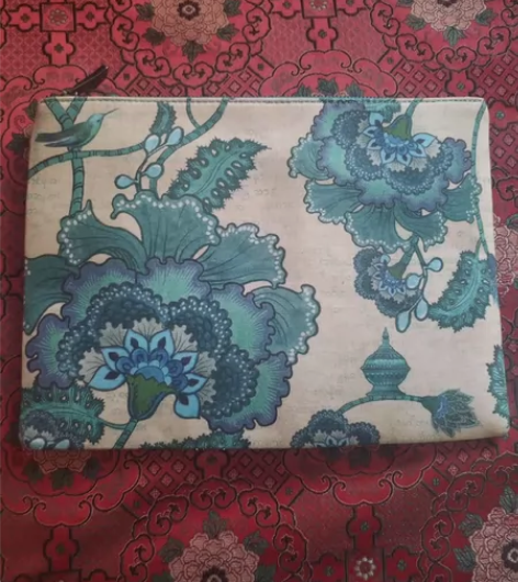 国外购回，手拿包，全新，30*22 感兴趣...