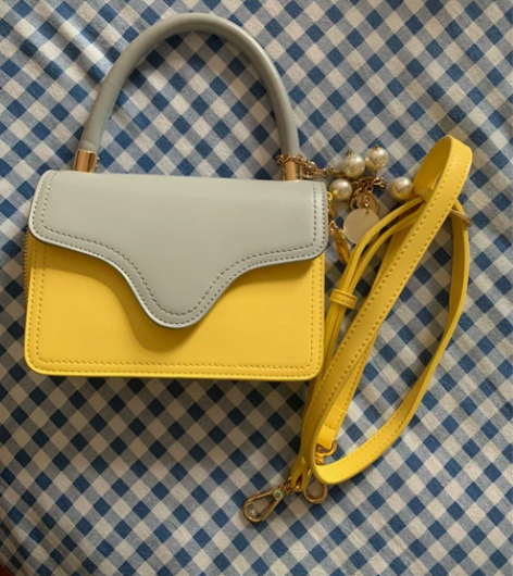 包包配色很鲜亮，里面有三格可存放空间，可手...