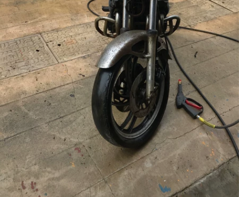 雅马哈XJR-750摩托车，传动轴驱动，车...