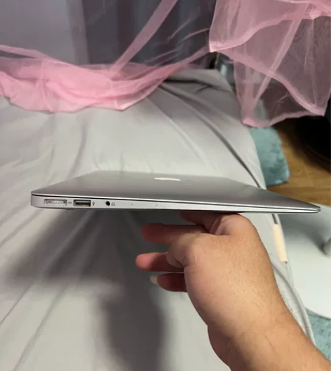 好像是14年的苹果手提，什么型号不懂。在朋...