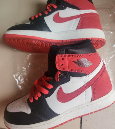 朋友送的乔丹aj1 六冠王黑红脚趾，38。...