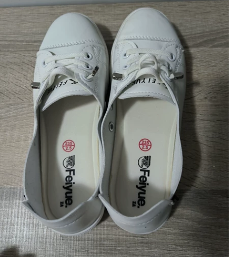 全新飞跃小白鞋，穿了1次，鞋子很软，我穿短...
