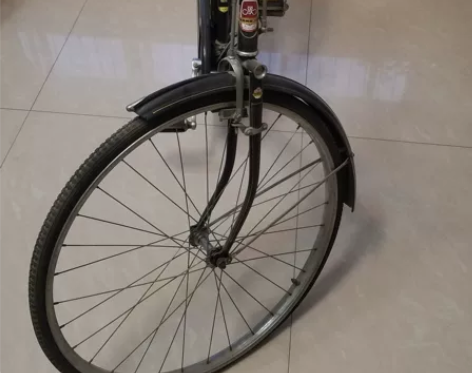 清理家里旧物，90年代永久自行车一辆，保存...