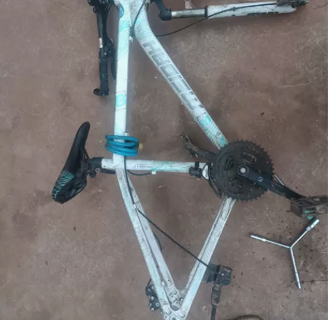 美利达自行车，前轮胎支持快拆，减震带自锁和...