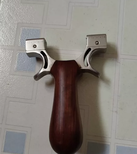 网上68买的,不锈钢弹弓。弓门8020。买...