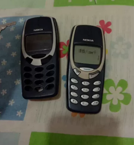 诺基亚3310。壳子是原装的。手感不错。看...