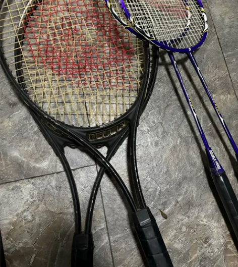 一副网球拍和一副羽毛球拍 感兴趣的话点“我...