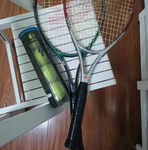 2个网球拍带4个球 感兴趣的话点“我想要”...