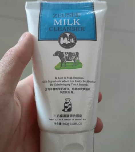 泰国牛奶洗面奶女士美白专用清洁收缩毛孔温和...