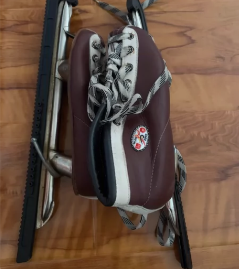 刚买时穿了几次，后来一直没有滑冰，现在不准...