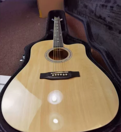 【琴行倒闭 吉他捡漏】原价800多的吉他4...